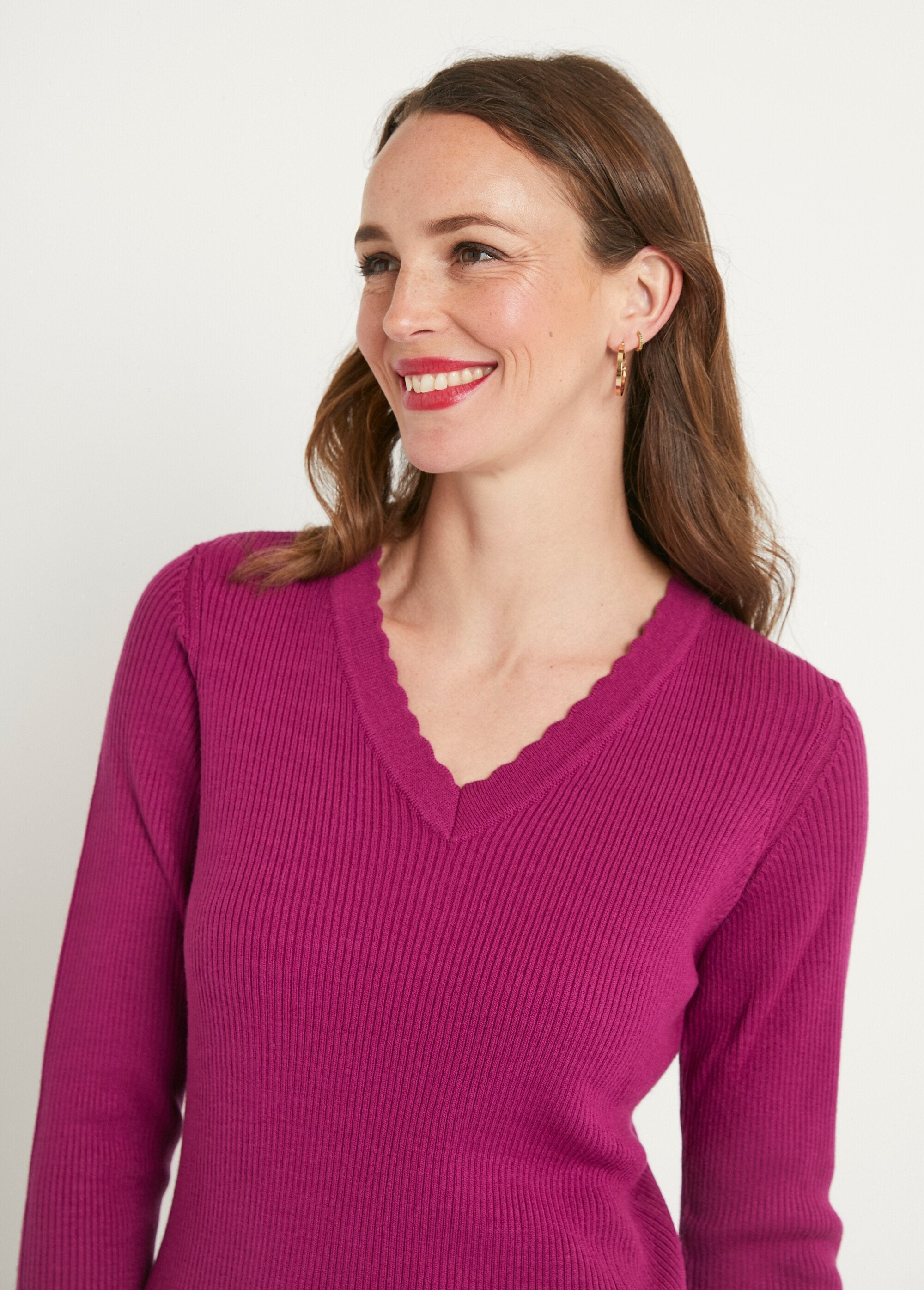 Slim-fit,_rib-knit_V-neck_sweater_Cyclamen_DE1_slim