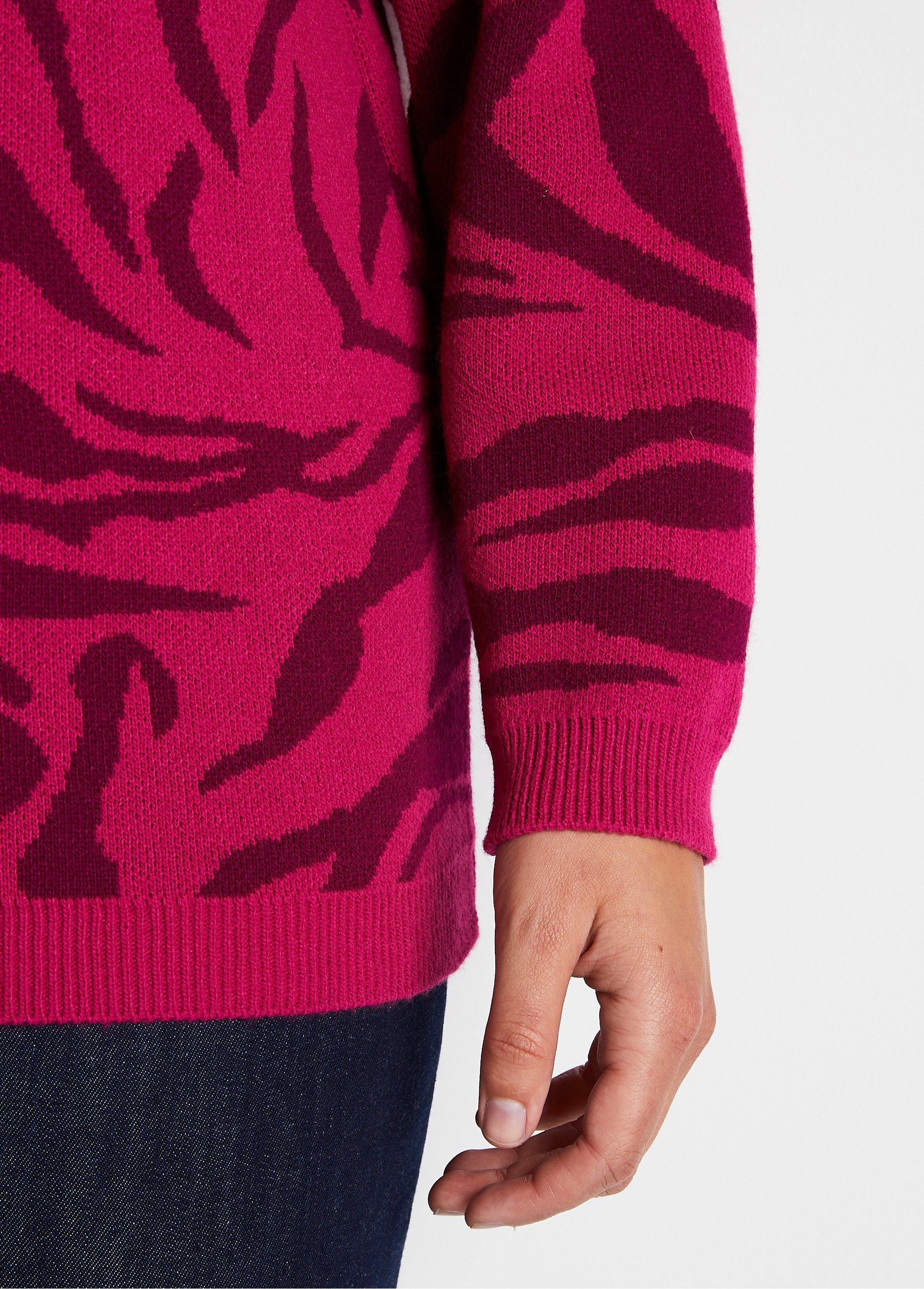 Soft_zebra_jacquard_round_neck_sweater_Fuchsia_and_blackcurrant_DE2_curvy