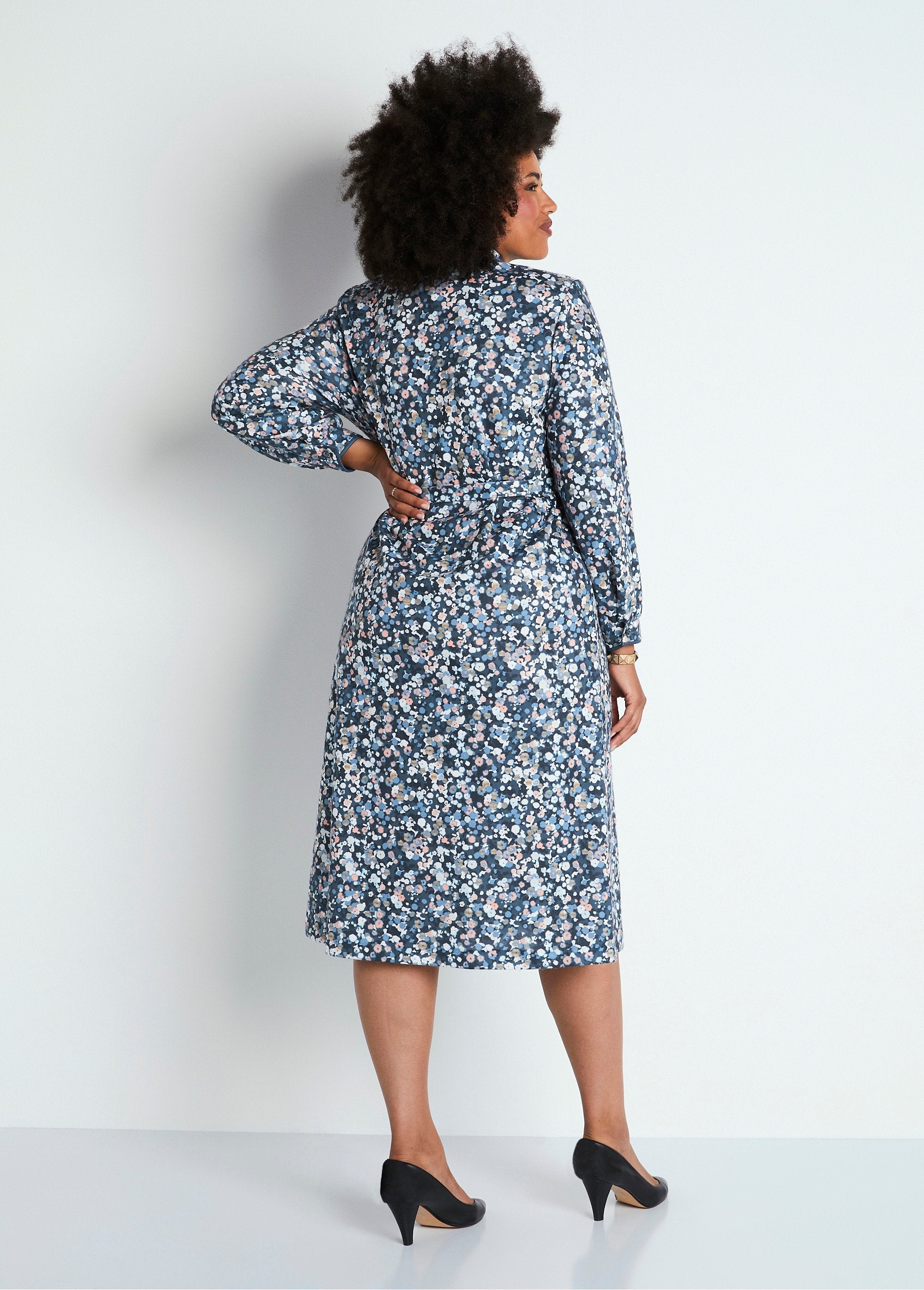 Mid-length_buttoned_dress_with_tailored_collar_Blue_print_DO1_curvy