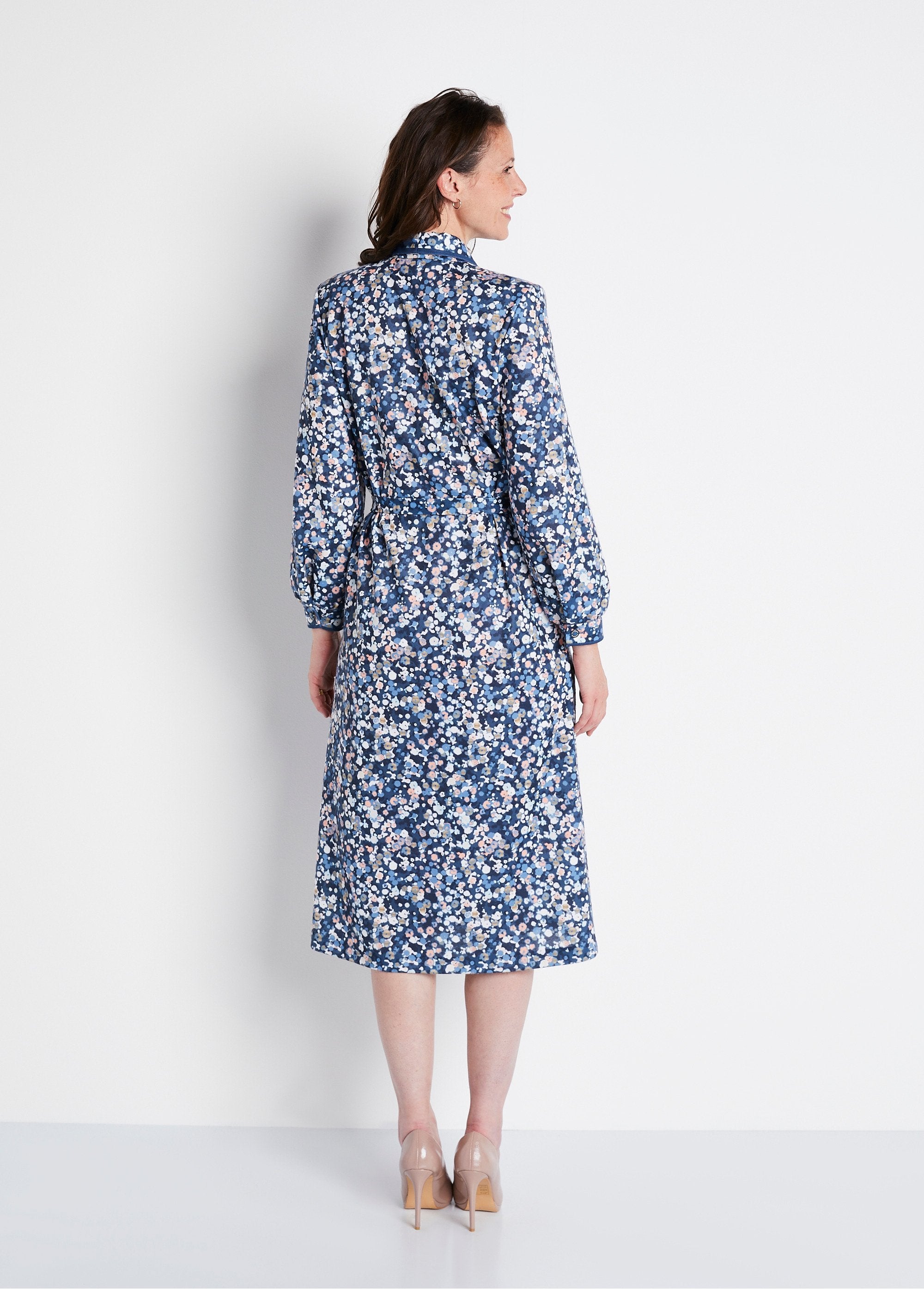 Mid-length_buttoned_dress_with_tailored_collar_Blue_print_DO1_slim