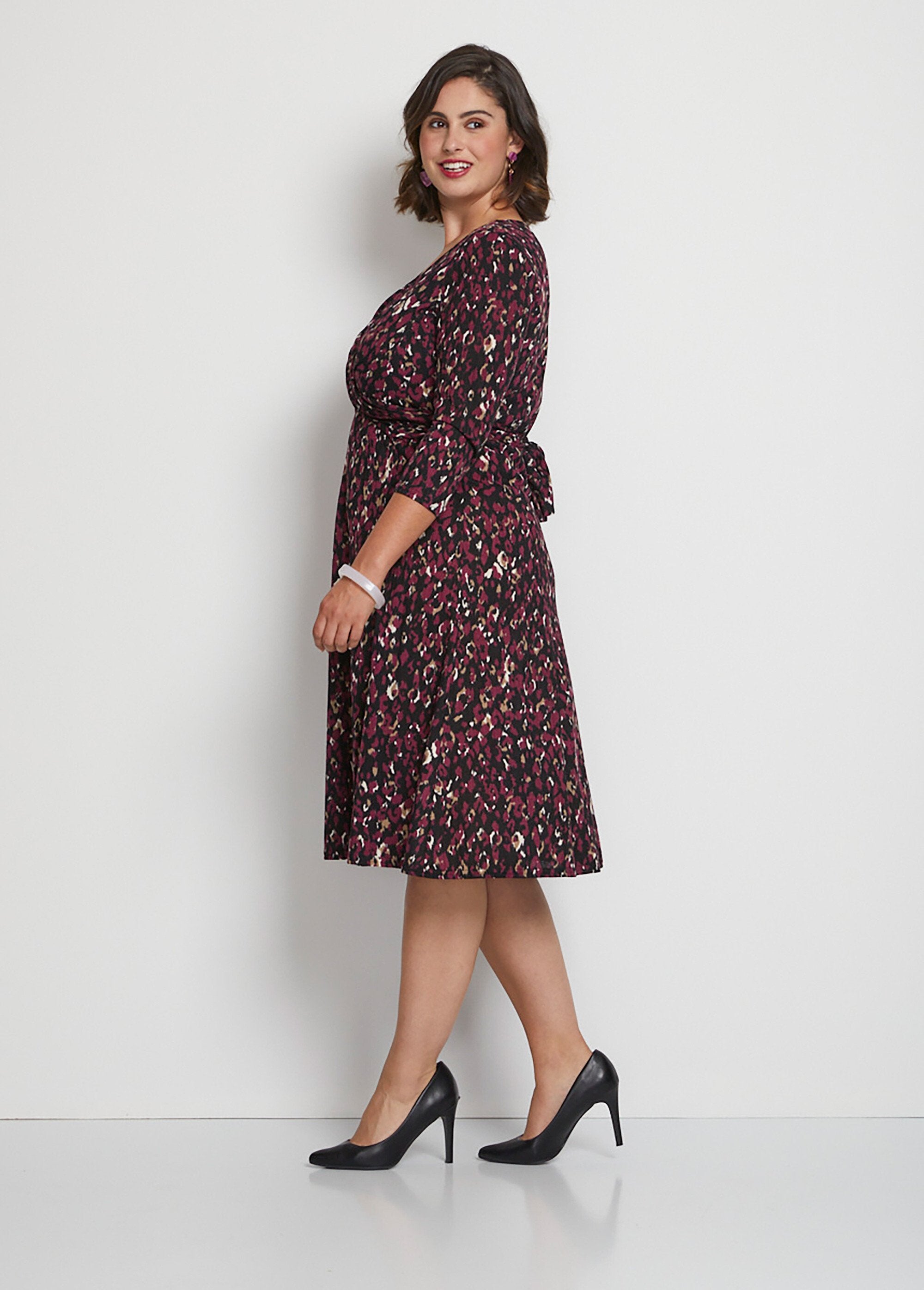 Short_knit_wrap_dress_Plum_print_DR1_curvy