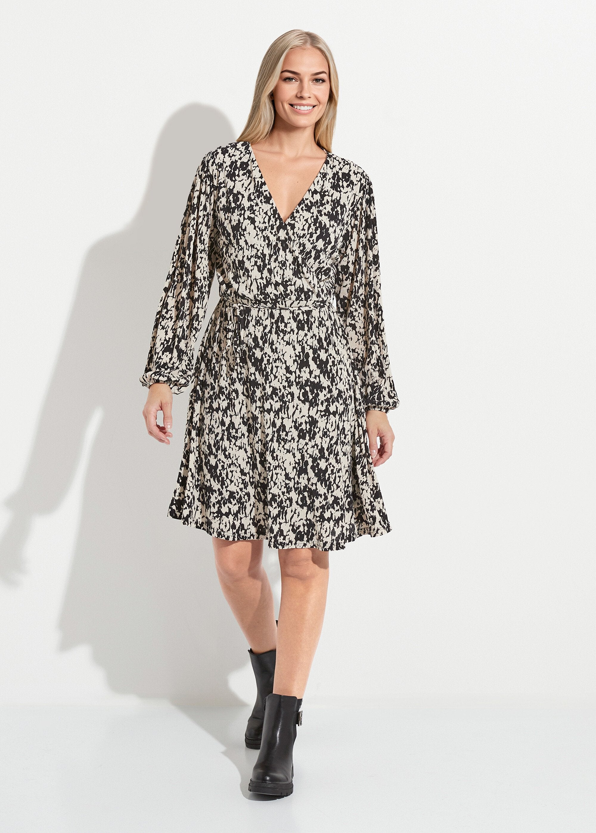 Short_wrap_dress_with_tachiste_print_Black_and_ecru_FA1_slim