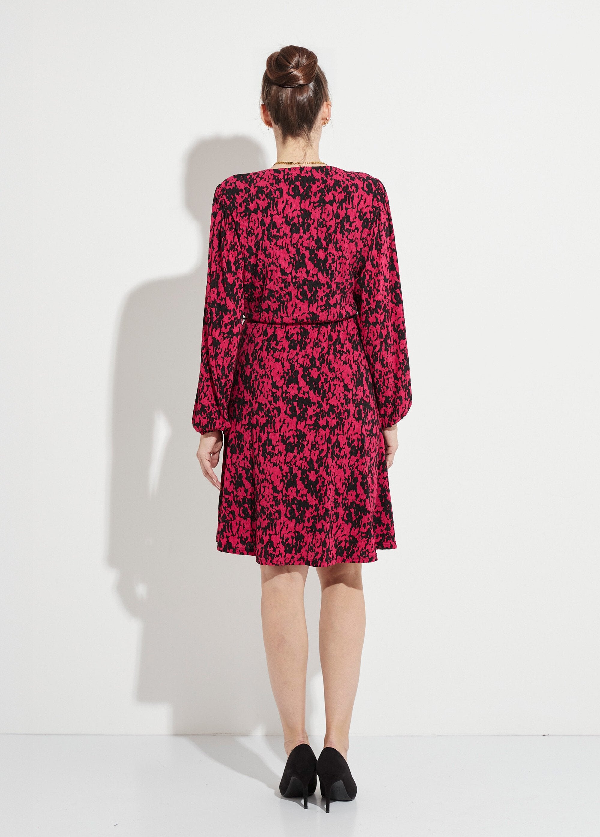 Short_wrap_dress_with_tachiste_print_Black_and_fuchsia_DO1_slim