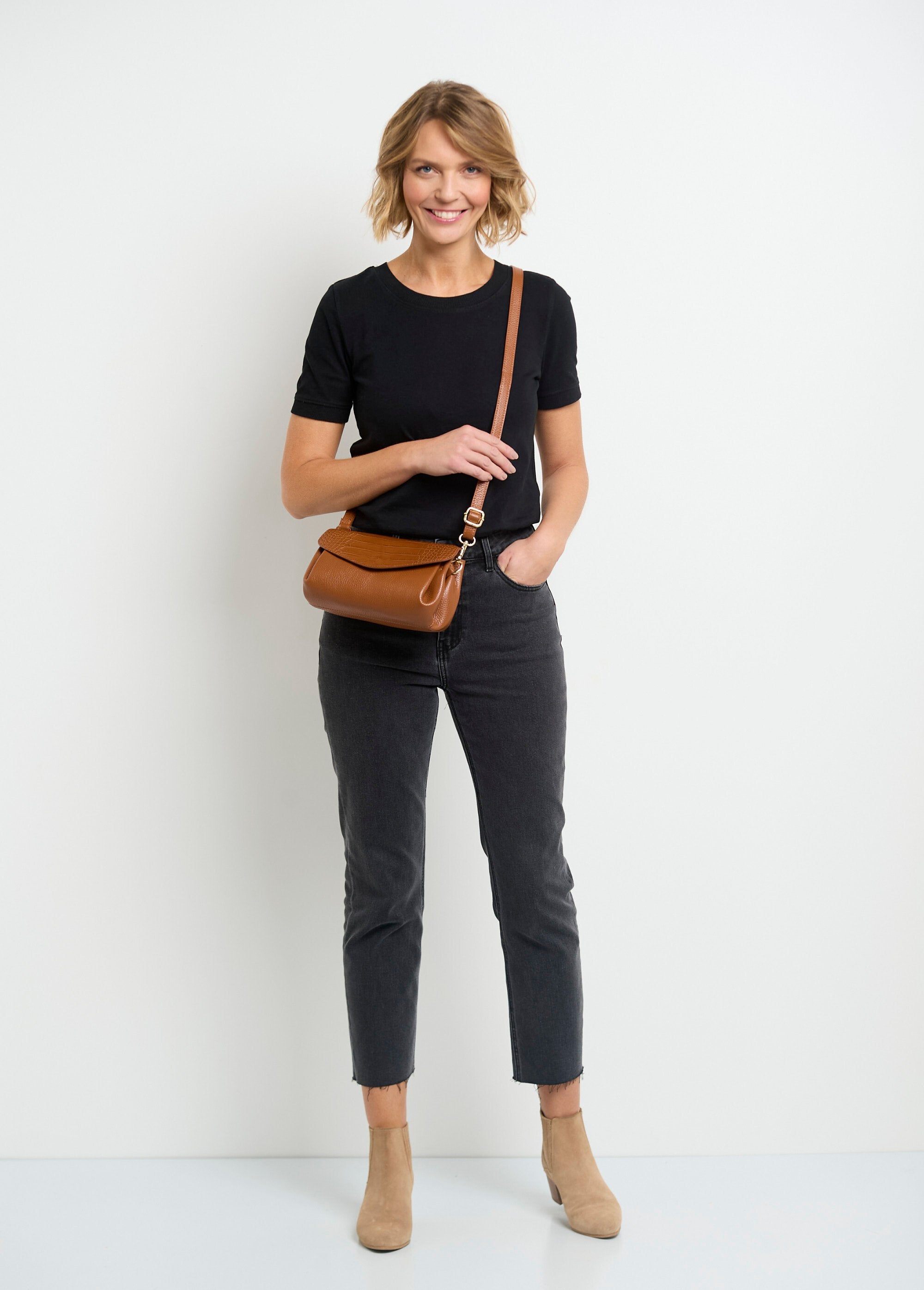 Leather_handbag_with_reptile-style_flap_camel_SF1_slim