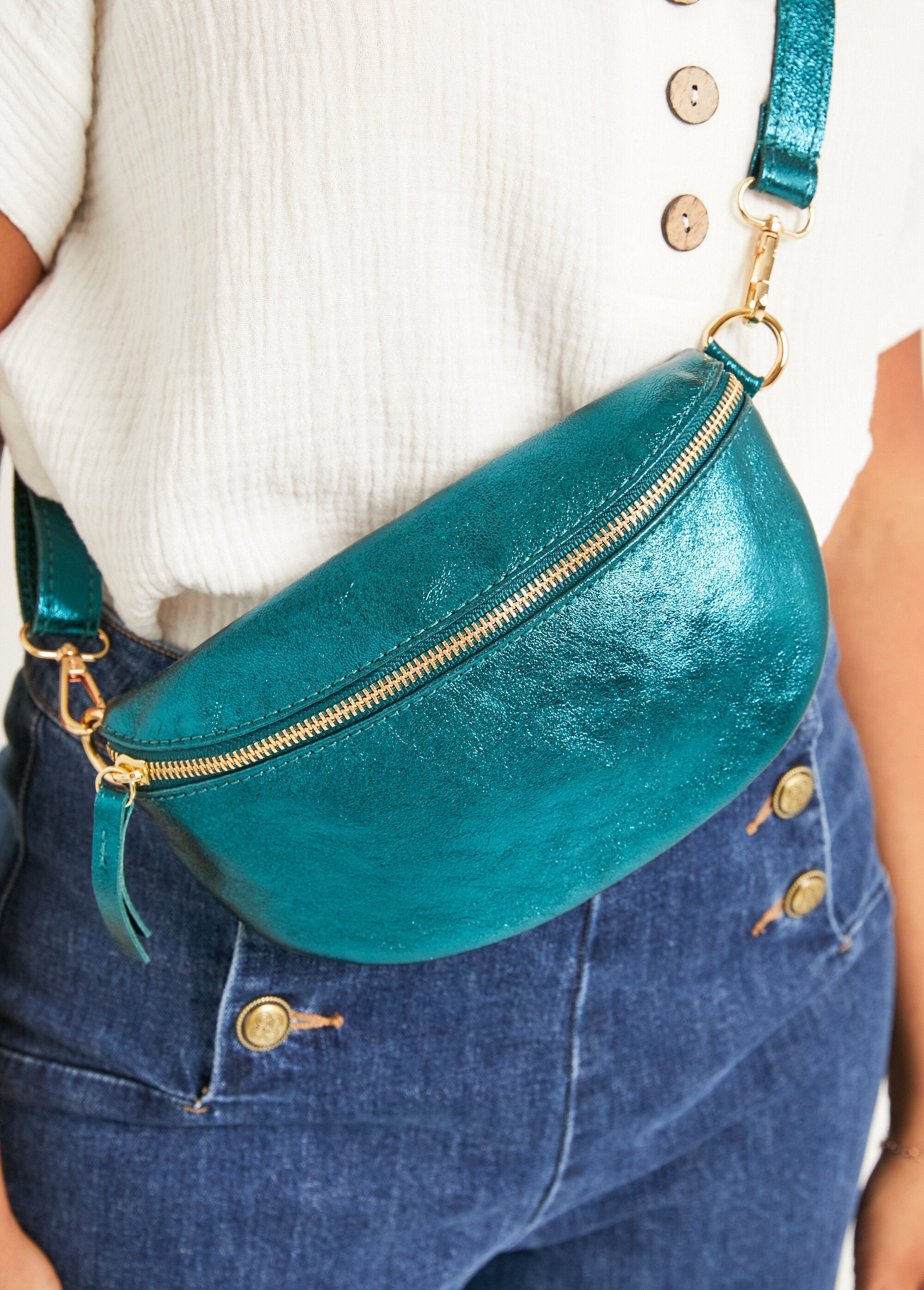 Women's_metallic_leather_fanny_pack_Blue_Duck_FA2_slim