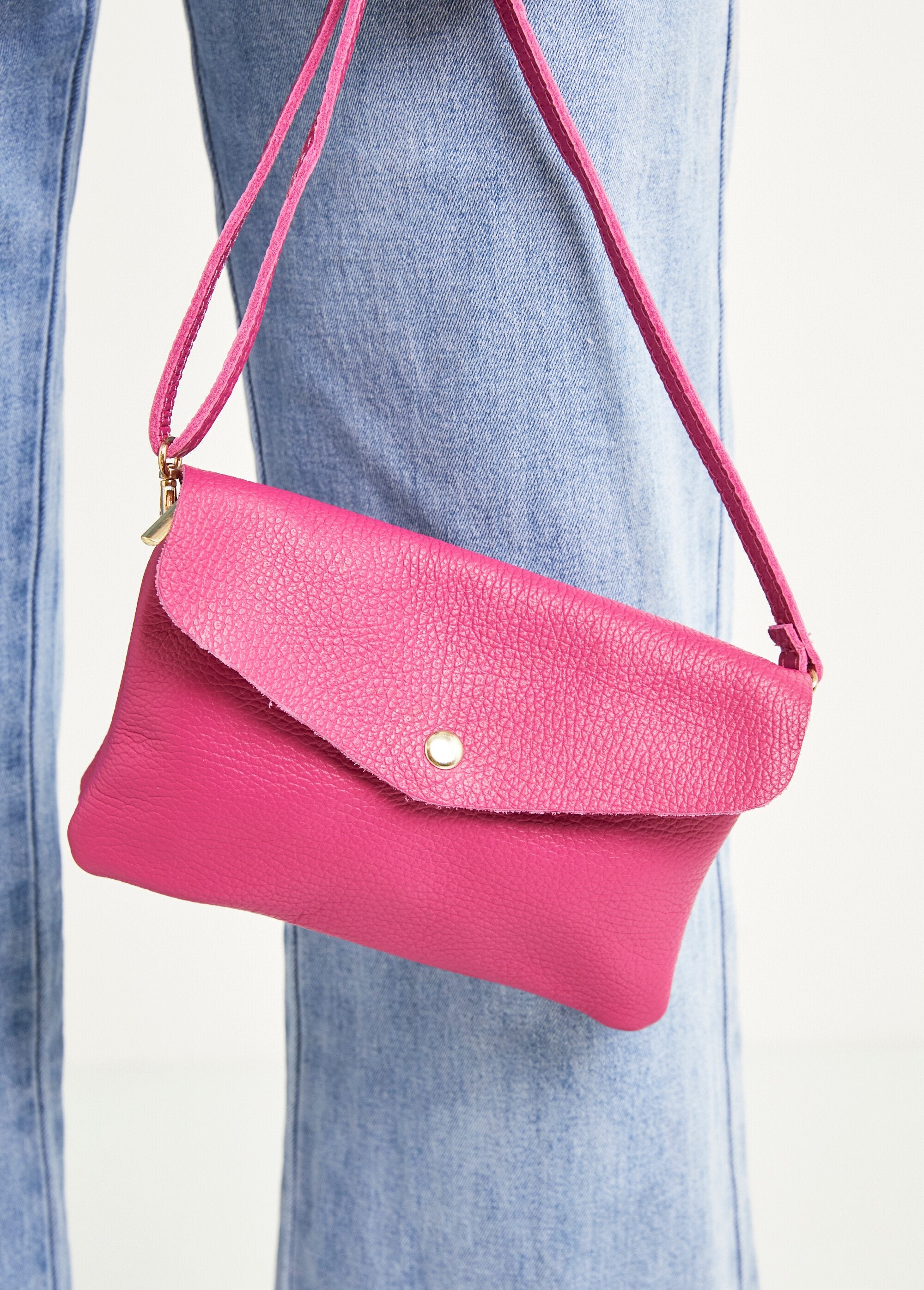 Shoulder_bag_in_grained_leather_Magenta_fuchsia_FA2_slim