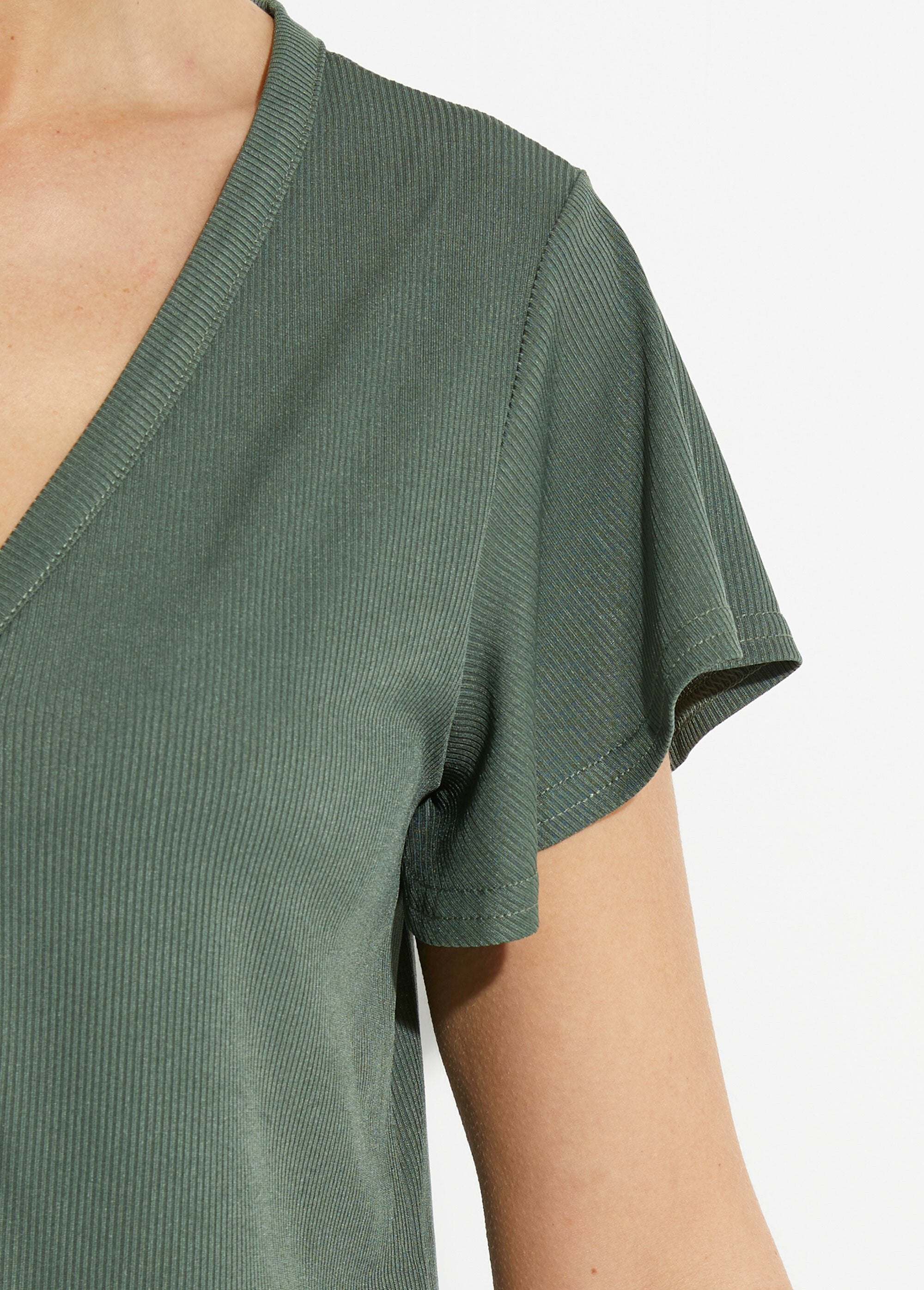 T-shirt_col_V_jersey_cotelé,_Essentiel_Kaki_DE2_slim