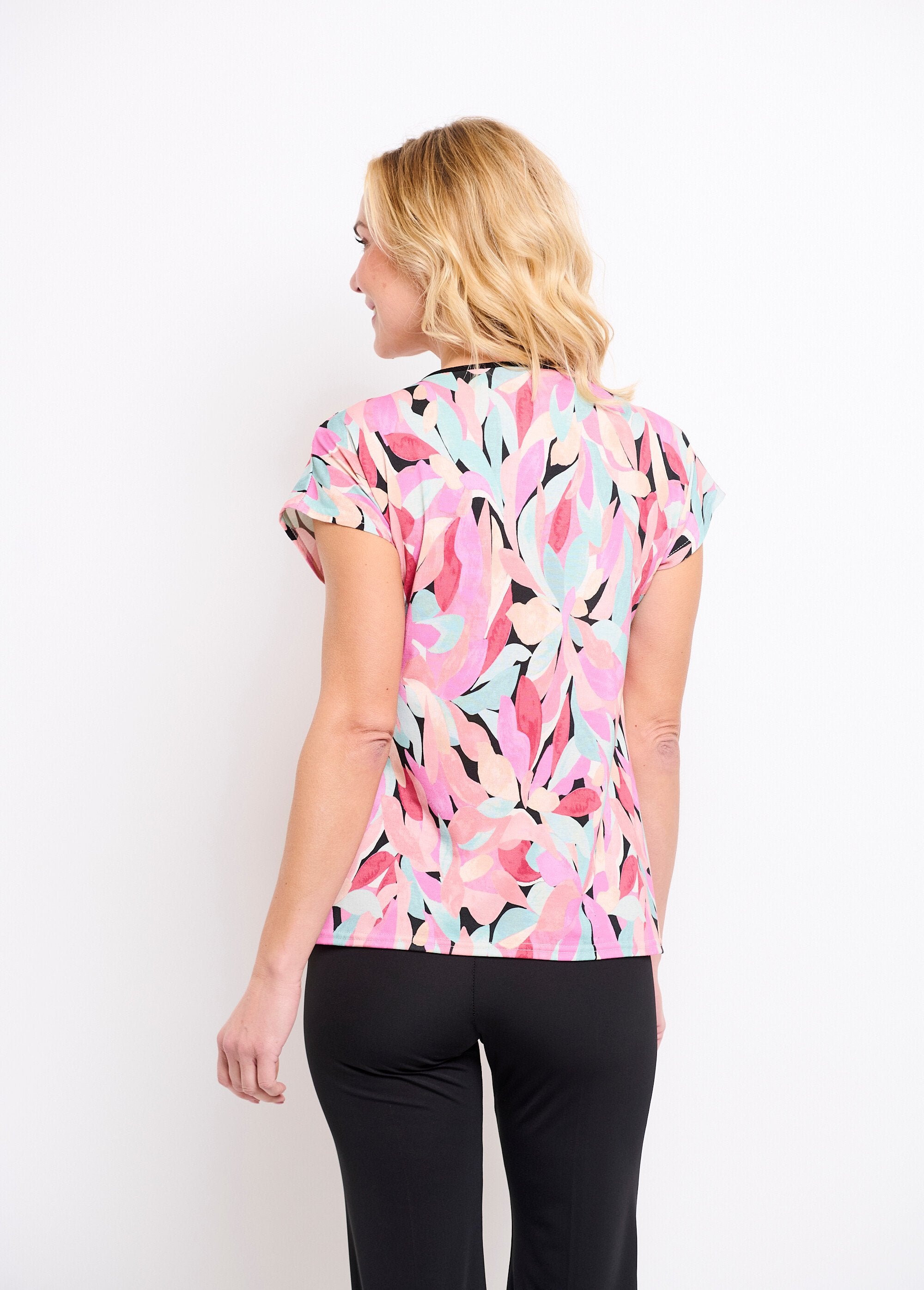 Floral_print_V-neck_cropped_t-shirt_with_ties_Black_and_salmon_DO1_slim