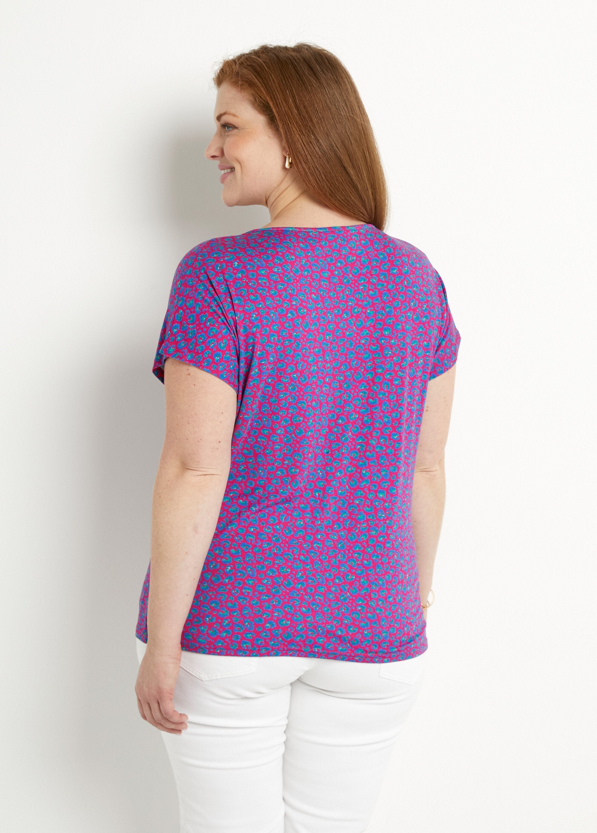 Short_stretch_lace_t-shirt_Fuchsia_background_DO1_curvy