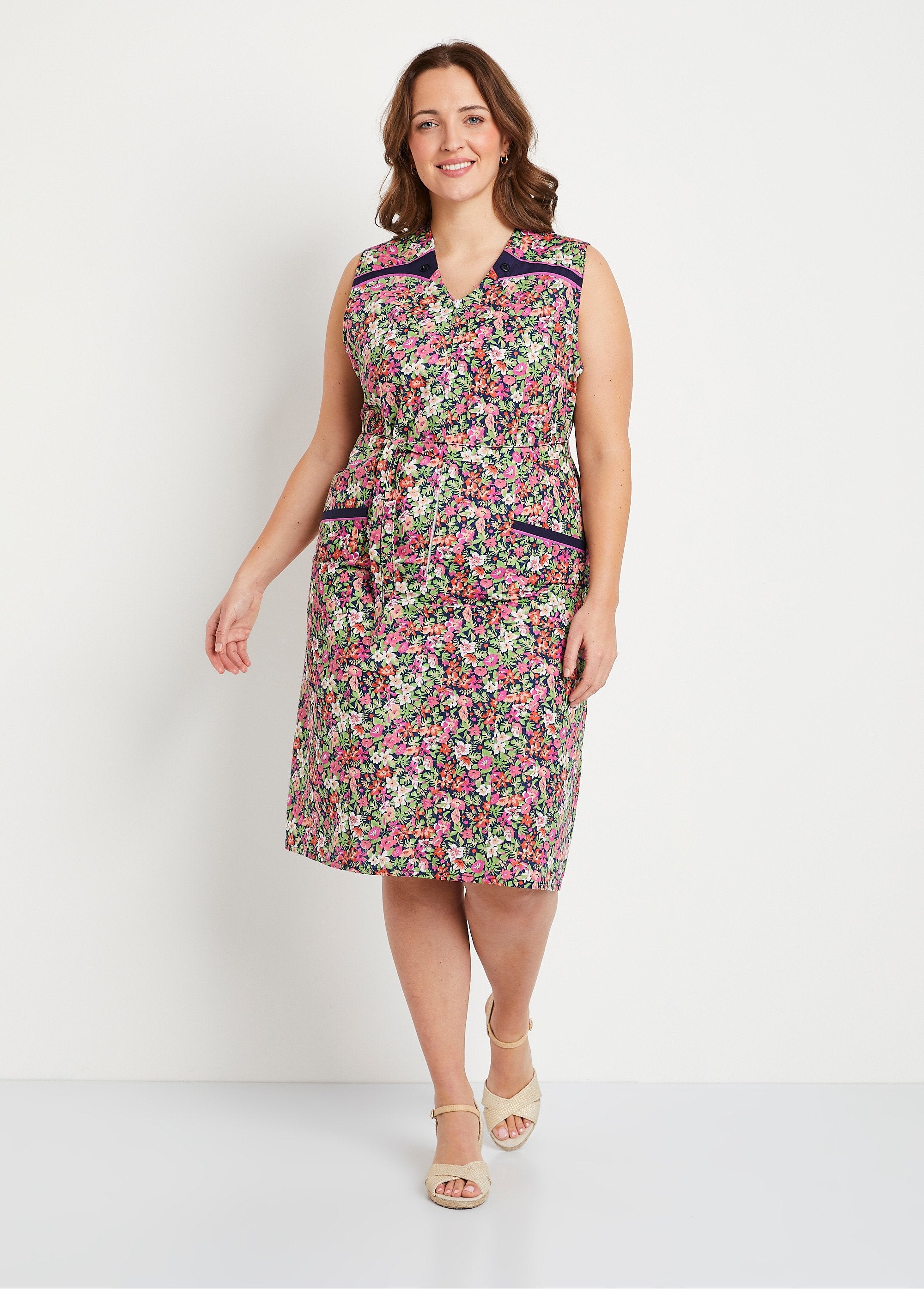 Floral_sleeveless_zipped_apron_Navy_and_pink_FA1_curvy