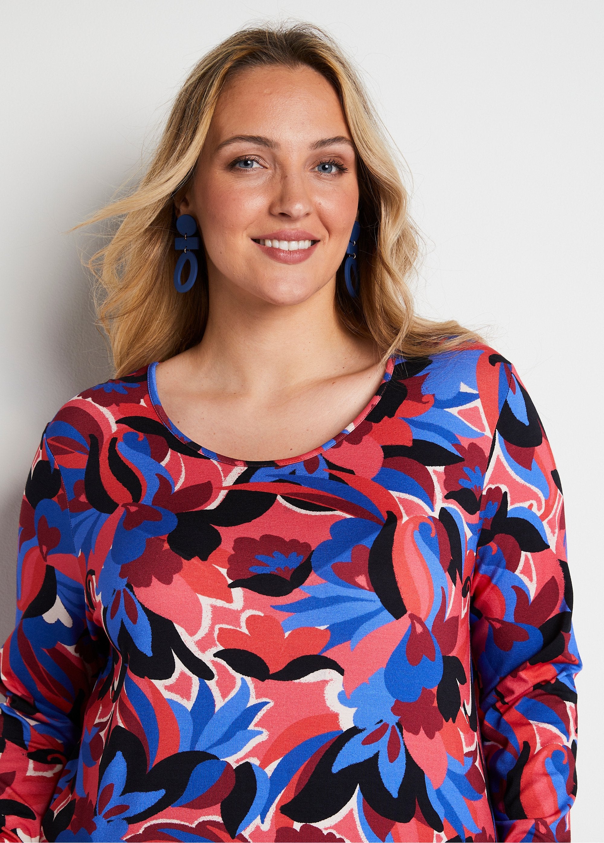 Straight_long-sleeved_printed_T-shirt_Blue_and_pink_DE1_curvy