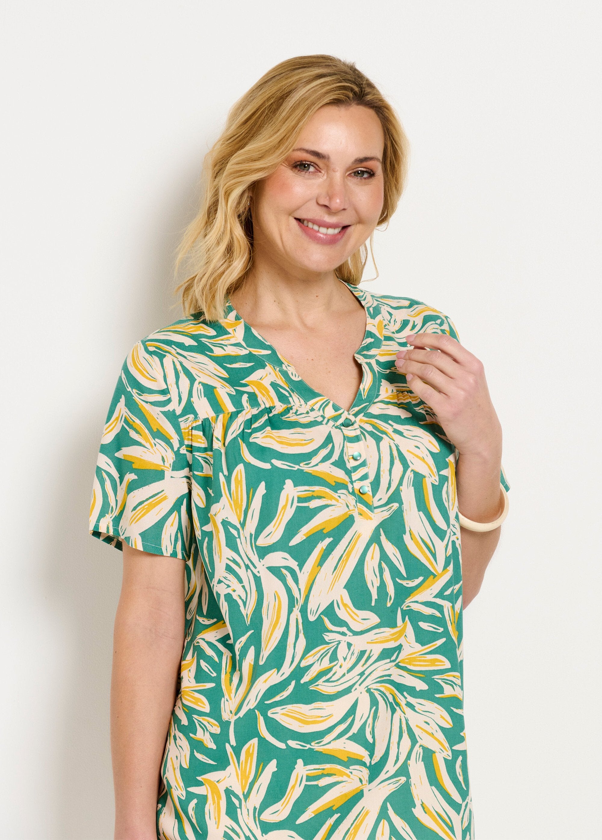 Loose_printed_buttoned_V-neck_tunic_Green_and_white_DE1_slim