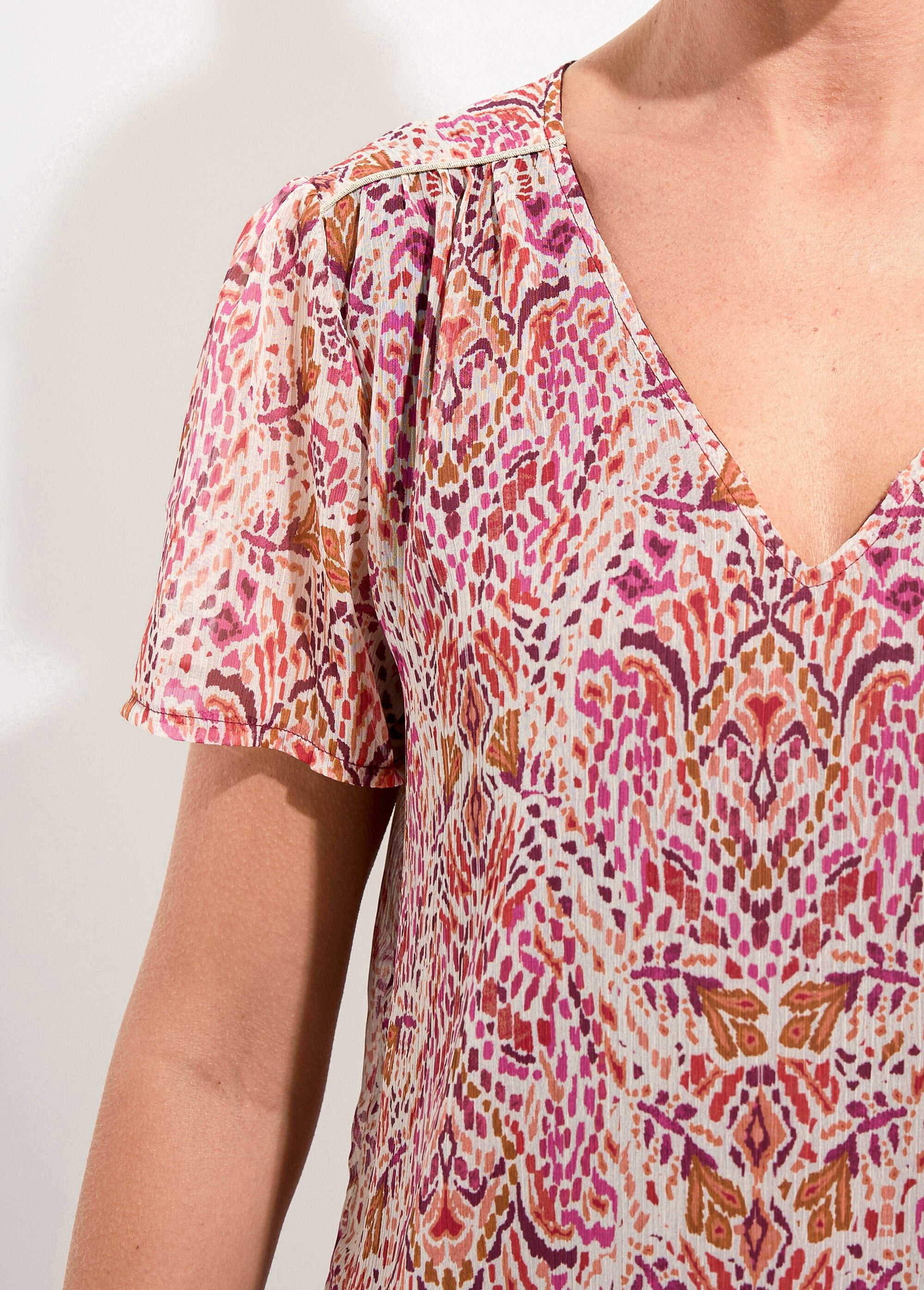 Long_V-neck_tunic_in_printed_voile_Pink_and_white_DE1_slim