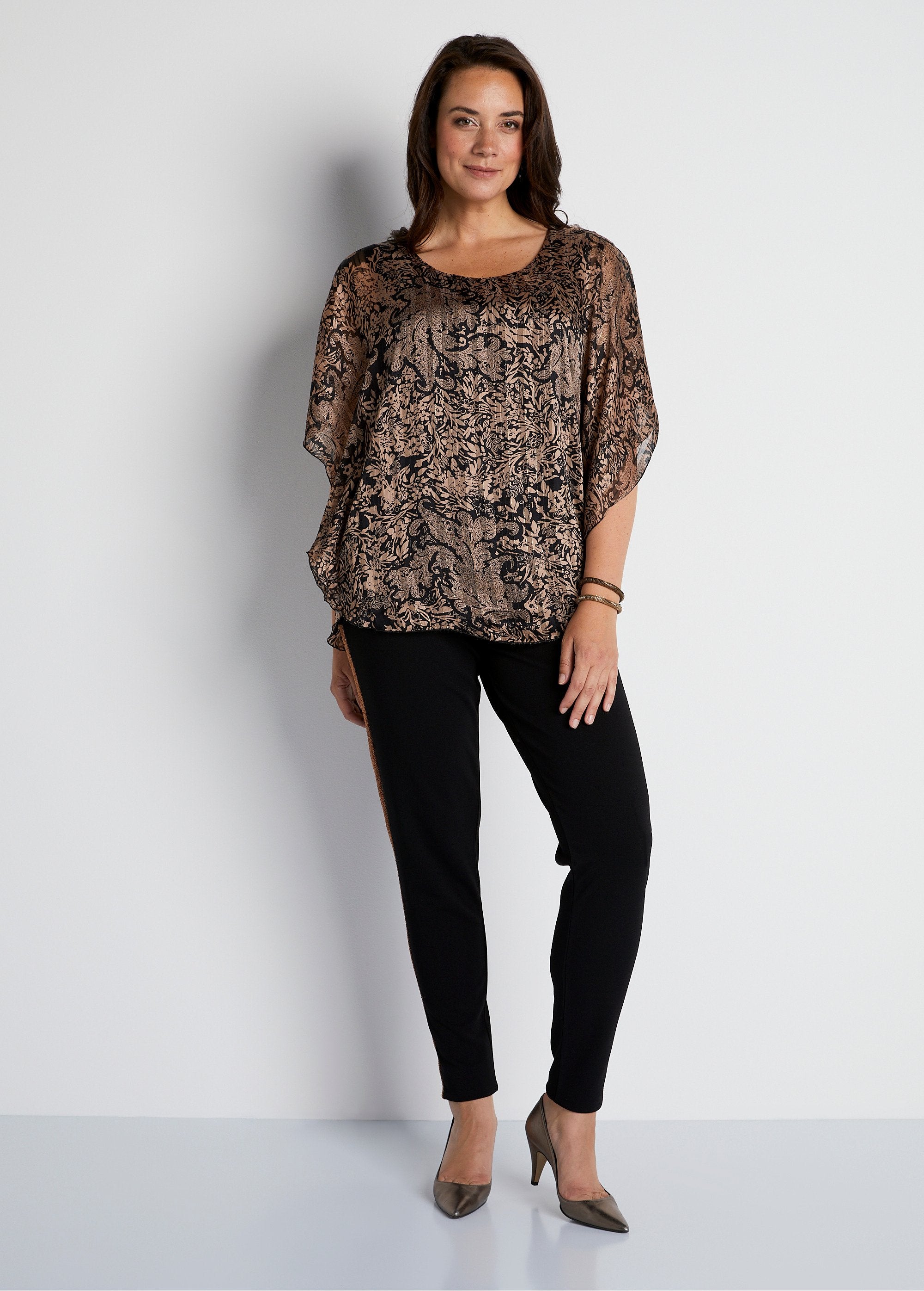 Printed_batwing_sleeve_tunic_Black_background_SF1_curvy