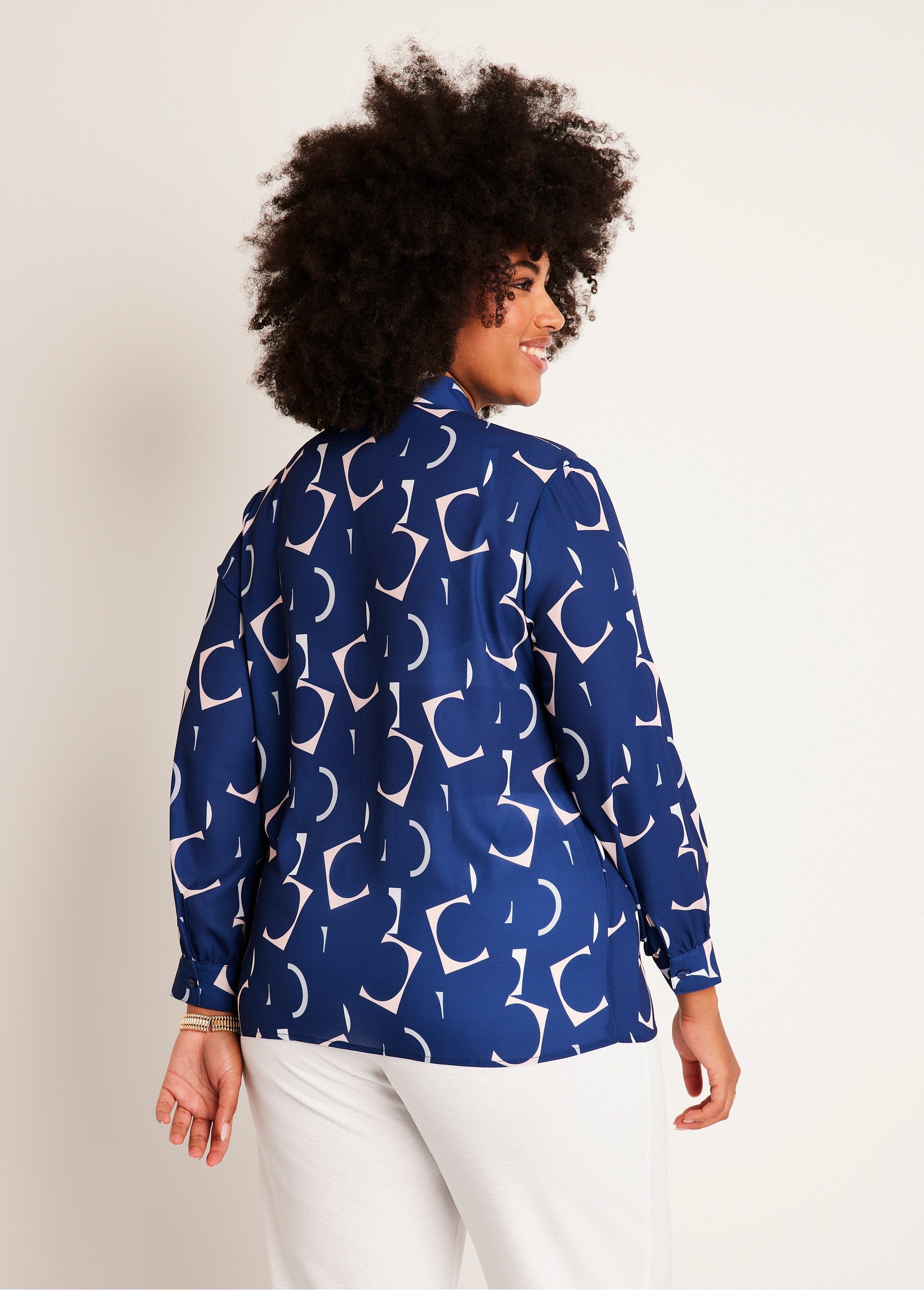 Long_flowing_printed_tunic_Blue_background_DO1_curvy