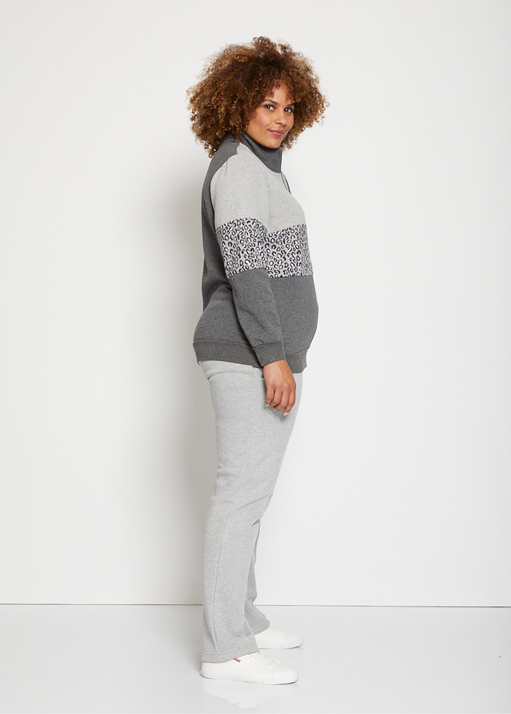 Zipped_fleece_lounge_jacket_with_stand-up_collar_Gray_DR1_curvy