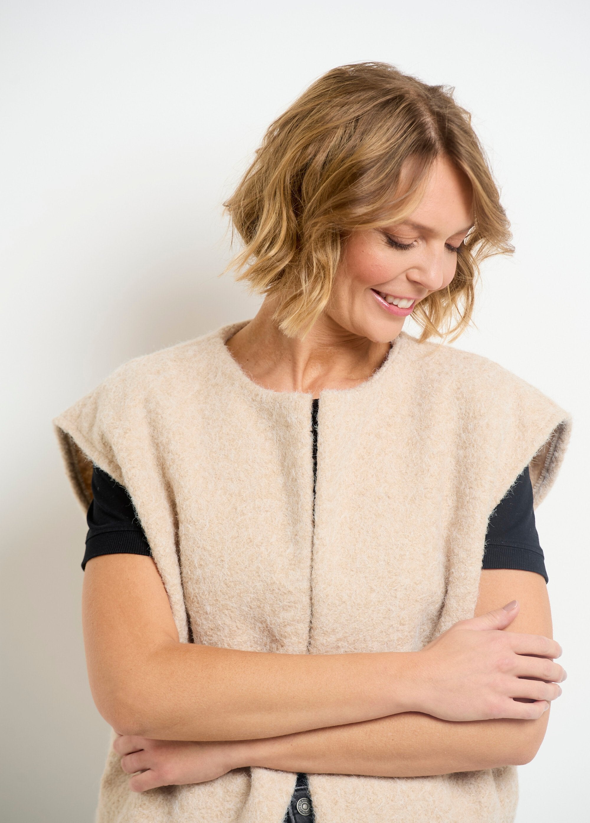 Sleeveless_wool-look_jacket_Beige_DE1_slim